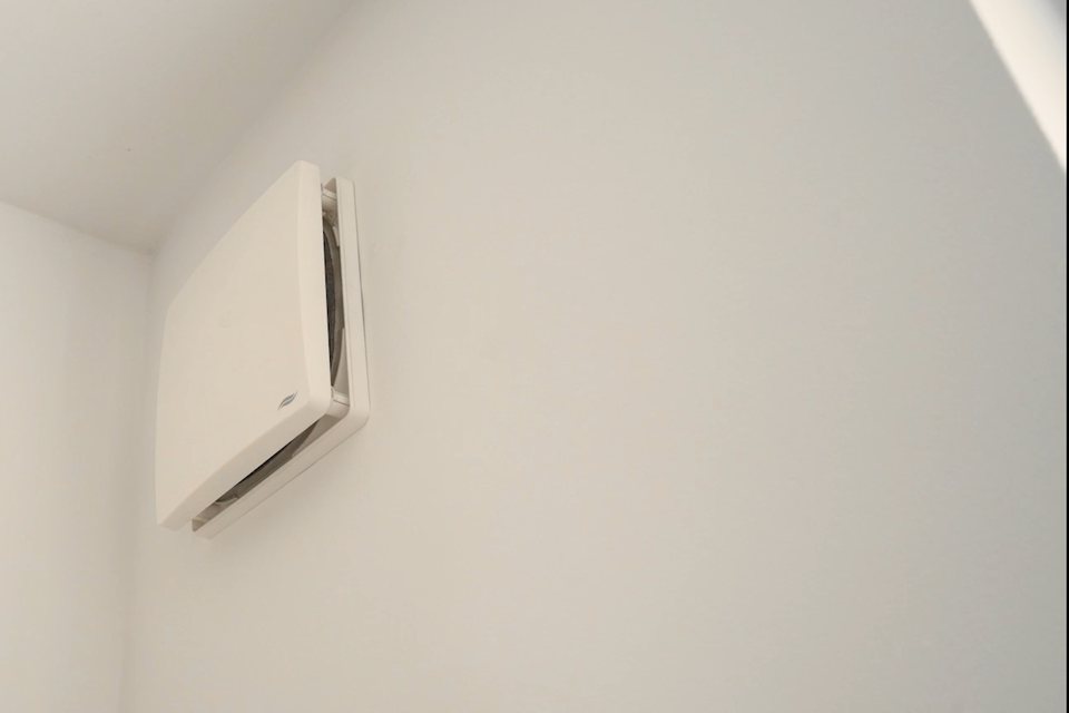 Dezentrales Lüftungsgerät an der Wohnungswand