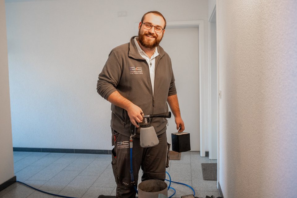 Techniker mit Reinigungsgerät in einer Wohnung
