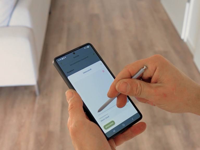 Wartungsbericht wird auf dem Smartphone erfasst