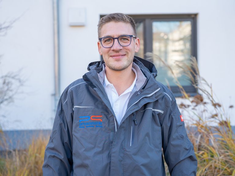 Techniker der PS Lüftungssysteme vor dem Haus des Kunden